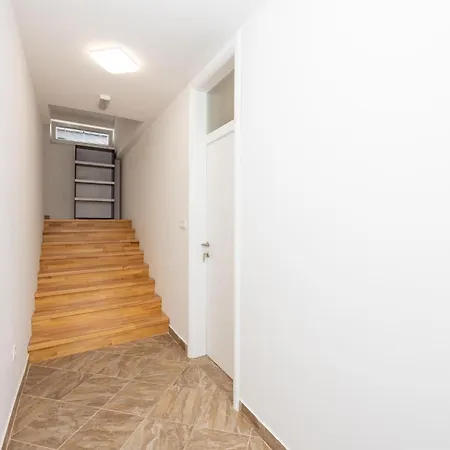 1 Bedroom Stunning In Apartment *